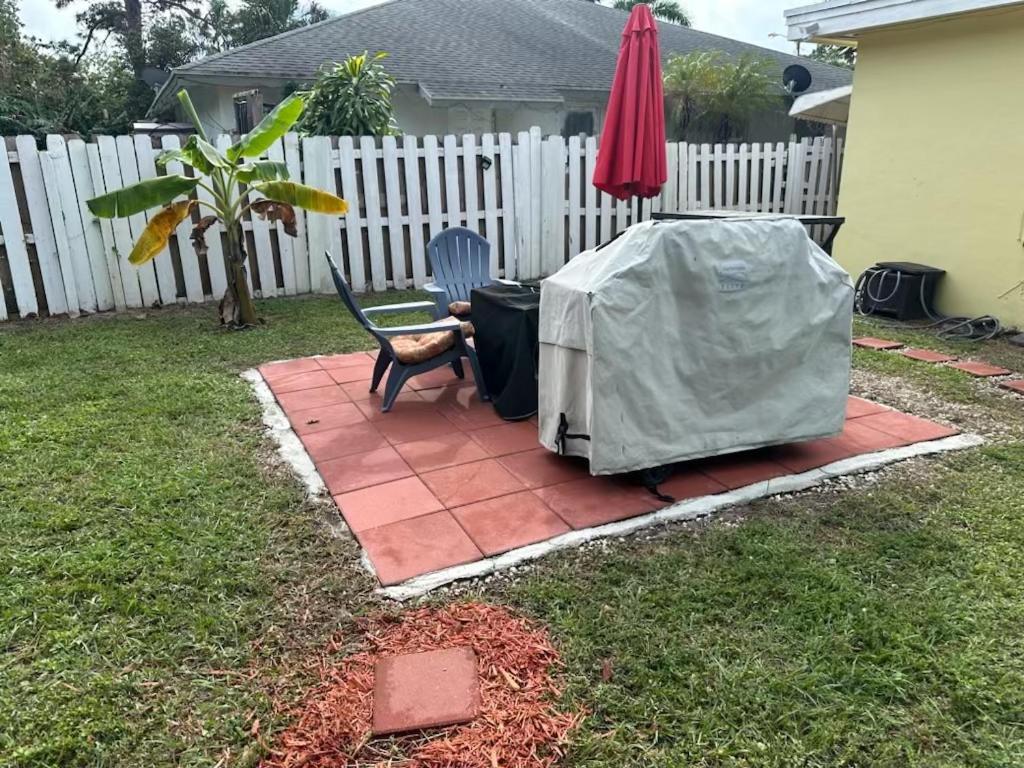 3 Bedroom House Fenced Backyard Private Patio Areas Grill Firepit Plenty Parking! Quick Access 10 Min To Beach Airport Delray West Palm Лейк-Уорт Экстерьер фото